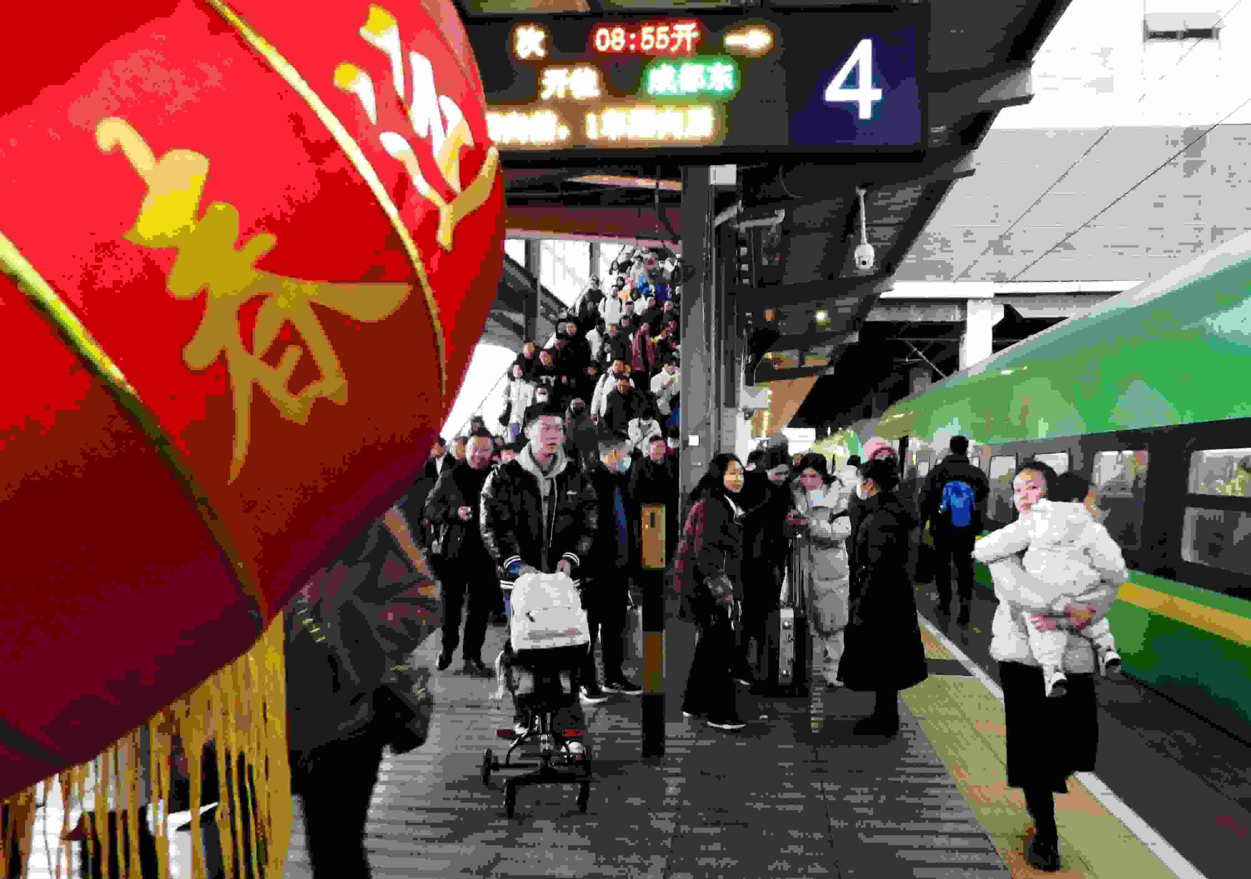 △ 2024年1月26日，四川省達(dá)州市車站，準(zhǔn)備乘坐“復(fù)興號(hào)”動(dòng)車組列車出行的旅客。