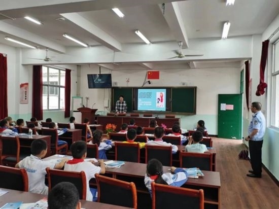 安全知識(shí)宣傳進(jìn)校園。將樂縣農(nóng)業(yè)農(nóng)村局供圖