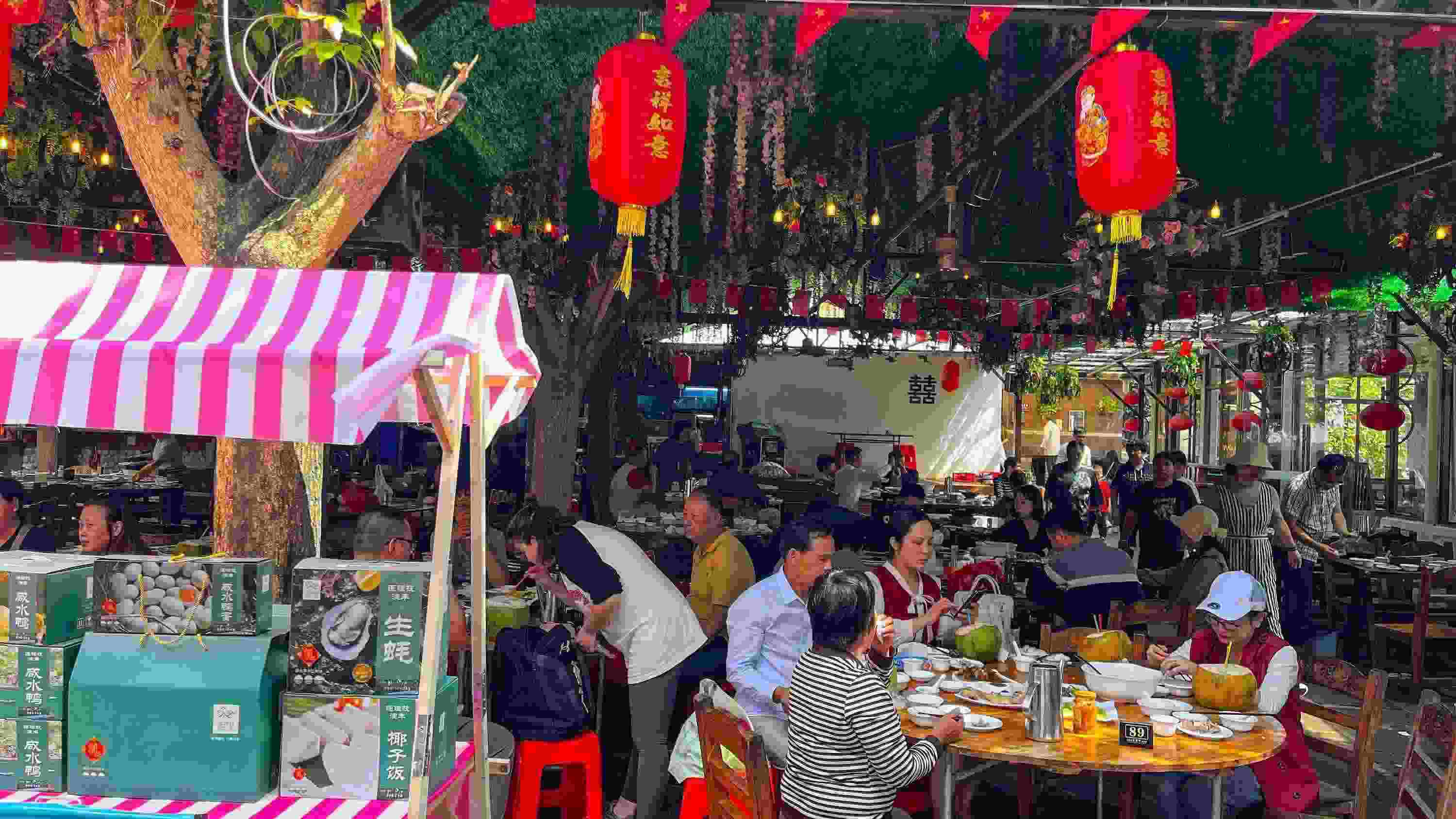 △ 2024年2月17日，春節(jié)假期最后一天，?？卩l(xiāng)村旅游持續(xù)火爆，眾多游客前往漁家樂品嘗特色海鮮和鄉(xiāng)村美食。