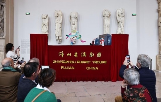 2月10日，在位于法國巴黎埃菲爾鐵塔附近的“建筑與遺產(chǎn)之城”博物館，觀眾欣賞漳州布袋木偶戲。新華社記者高靜攝