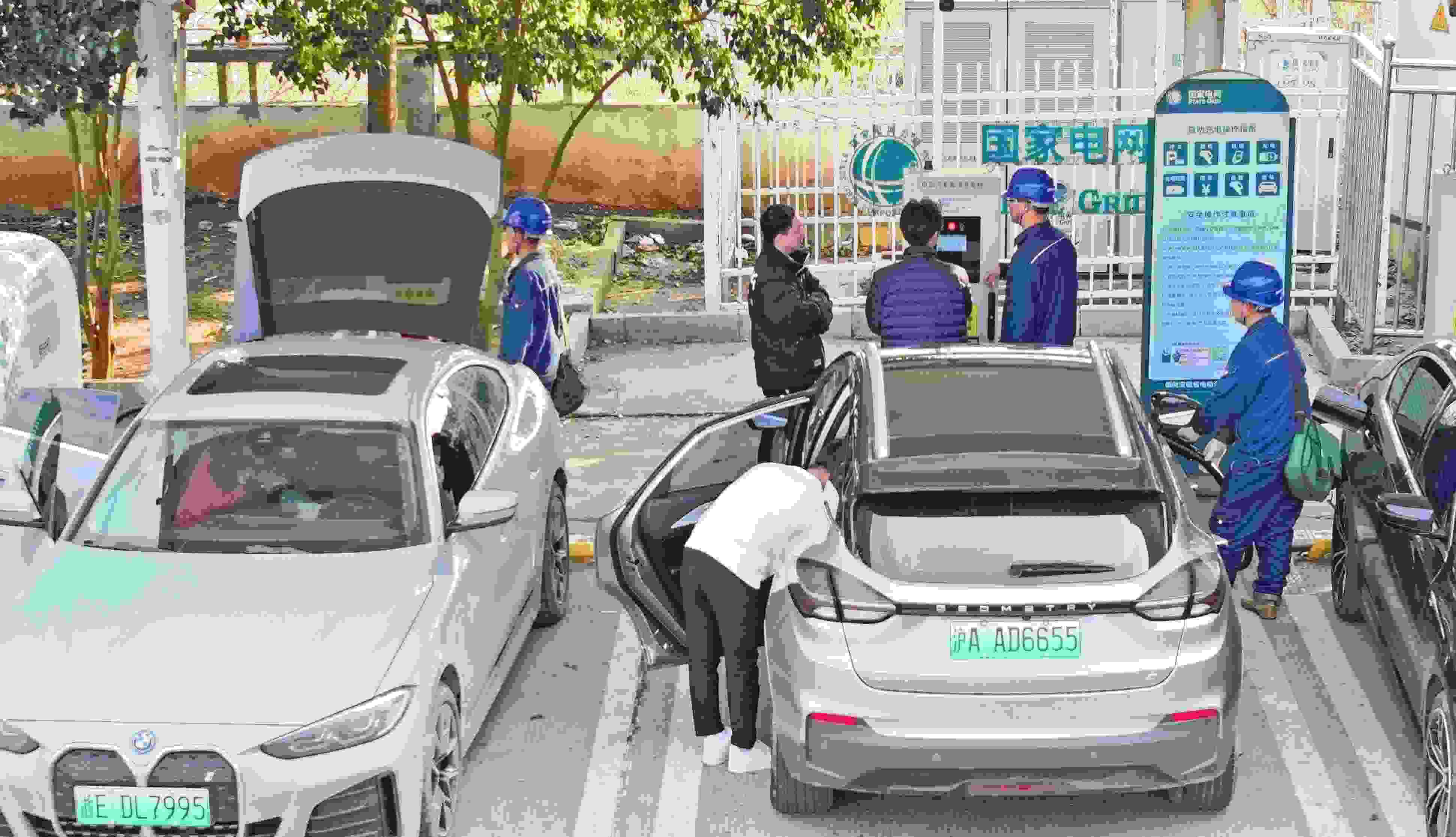 △ 2024年2月17日，安徽滁州來安縣大英鎮(zhèn)境內(nèi)的G36寧洛高速曹莊服務(wù)區(qū)，滁州市供電公司工作人員協(xié)助電動(dòng)汽車車主高效解決充電中遇到的問題。