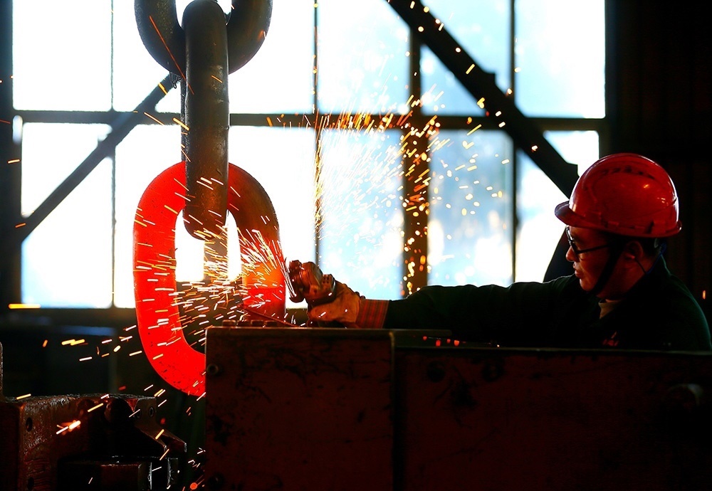 △ 2024年2月17日，青島市，即墨區(qū)靈山街道一家錨鏈企業(yè)，工人正在忙碌。