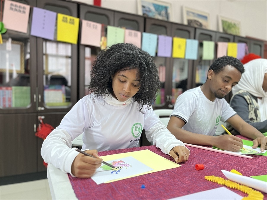 亞的斯亞貝巴大學(xué)孔子學(xué)院“網(wǎng)絡(luò)中國(guó)節(jié)·元宵”主題文化體驗(yàn)活動(dòng)現(xiàn)場(chǎng)。亞的斯亞貝巴大學(xué)孔子學(xué)院供圖