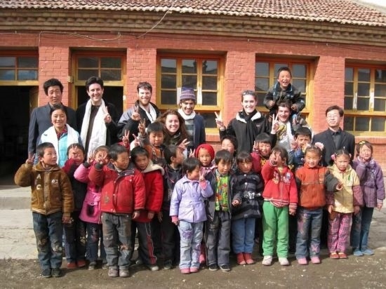 2008年，歐君廷帶領(lǐng)美國(guó)大學(xué)生到甘肅一所村辦小學(xué)訪問(wèn)教課