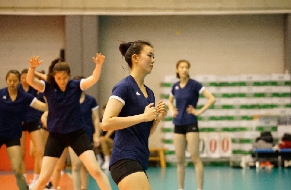 張常寧（右二）在訓(xùn)練中。人民網(wǎng)記者李乃妍攝