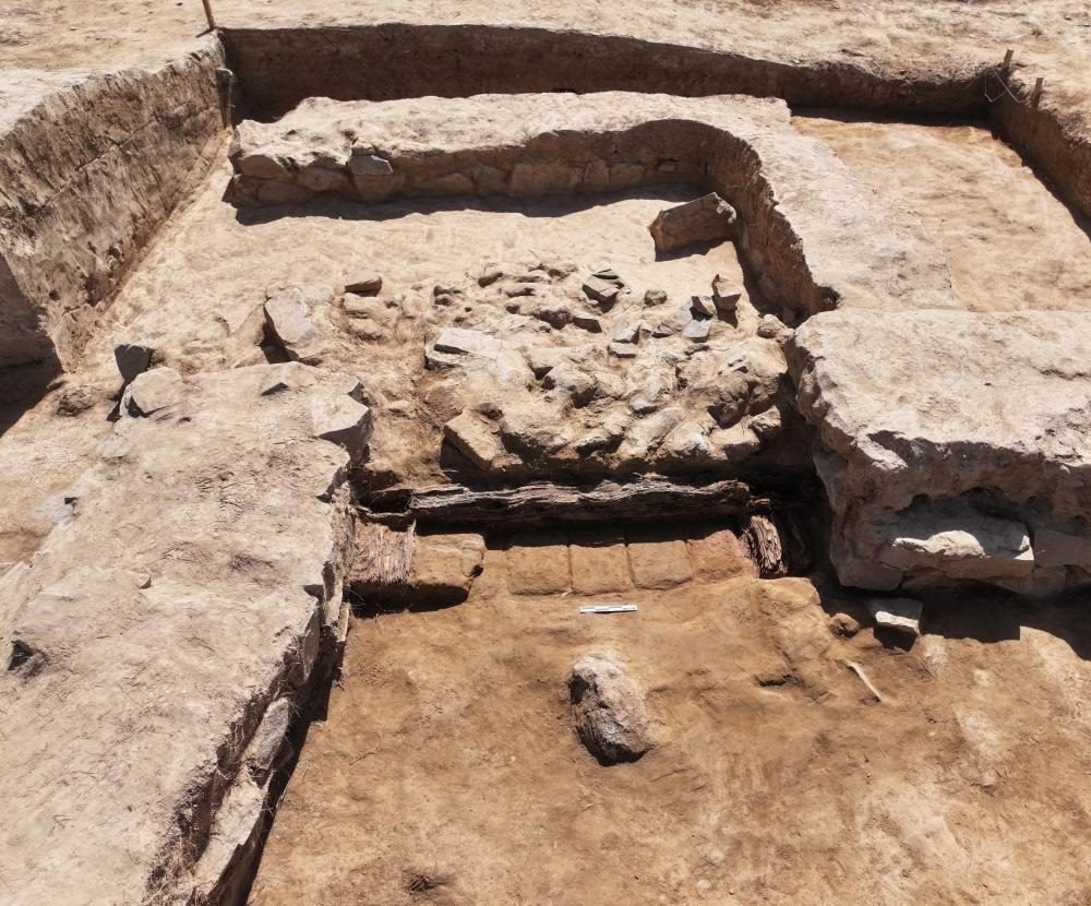 這是都蘭熱水墓群北一區(qū)M37號（“羊圈墓”）祭祀建筑的木質(zhì)門構(gòu)。