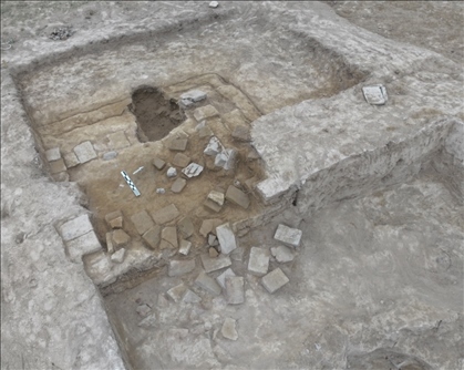 這是都蘭熱水墓群北一區(qū)M37號（“羊圈墓”）祭臺的砌磚。