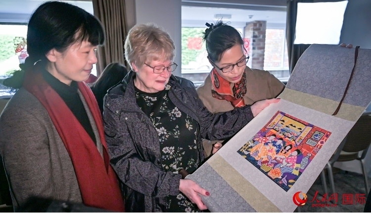 贈(zèng)送舟山漁民畫。人民網(wǎng) 郭錦標(biāo)攝