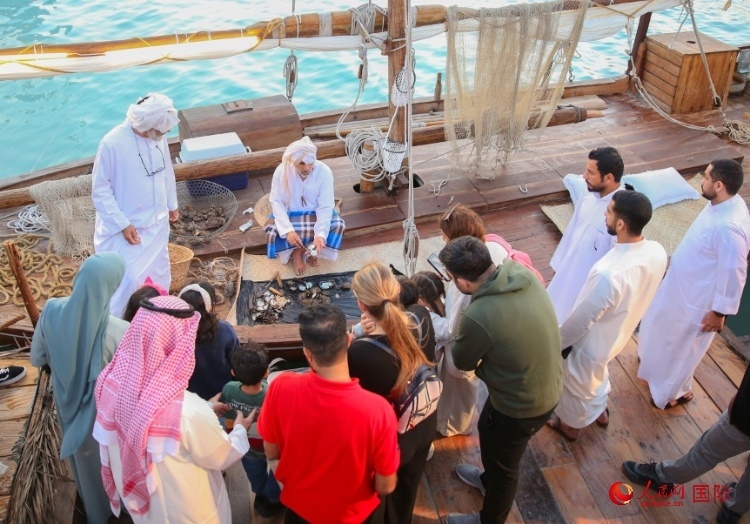 游客了解采珠工作。人民網(wǎng) 塔里克·易卜拉欣攝