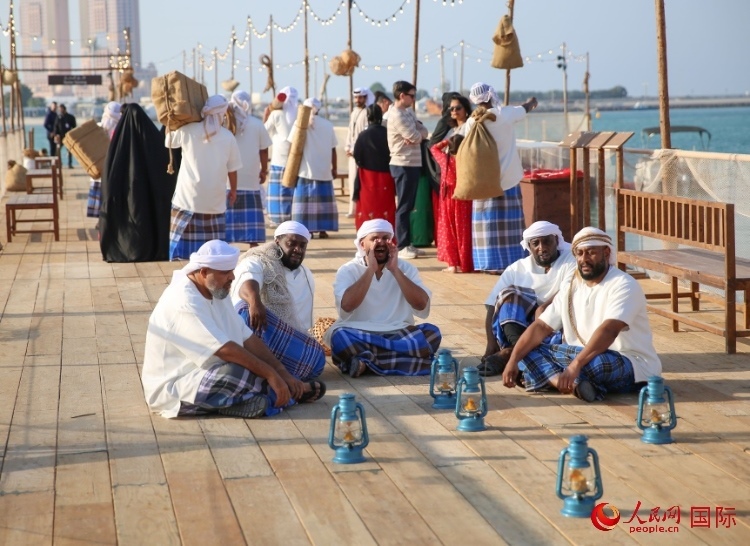 演藝人員展示售賣產(chǎn)品的場景。人民網(wǎng) 塔里克·易卜拉欣攝