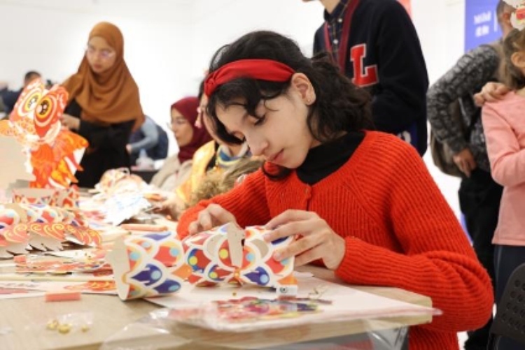 參與者在制作元宵彩燈。拉巴特中國文化中心供圖