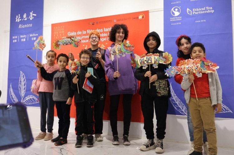 孩子們拿著元宵彩燈合影。拉巴特中國文化中心供圖