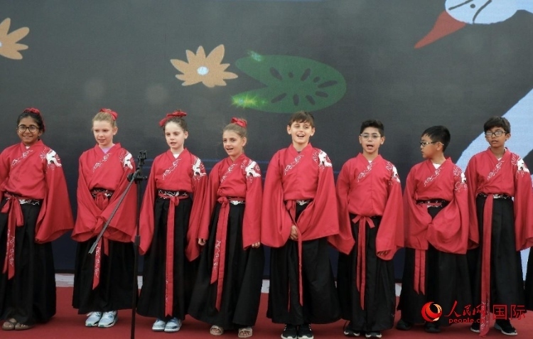 來(lái)自世界各地的小朋友一同誦讀中國(guó)古詩(shī)。人民網(wǎng) 滕婧含攝