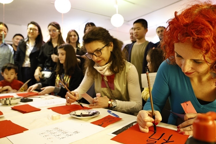 羅馬尼亞觀眾學(xué)習(xí)用毛筆寫“?！弊?。中國文化中心供圖