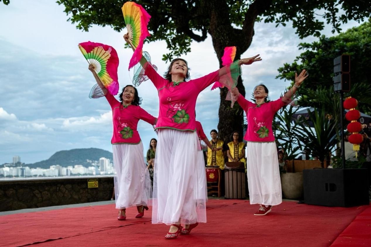 當?shù)貢r間2月24日晚，2024年元宵節(jié)慶?；顒釉诎臀骼锛s熱內(nèi)盧市科帕卡巴納要塞舉辦。巴西山河文化促進中心供圖