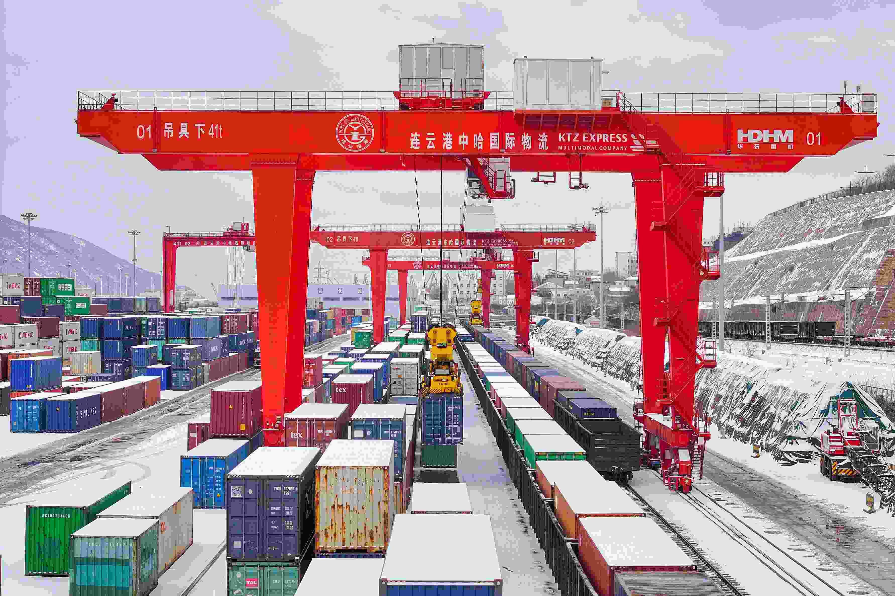 2024年2月22日，江蘇省連云港市中哈連云港物流合作基地，大型機械正在吊裝集裝箱。