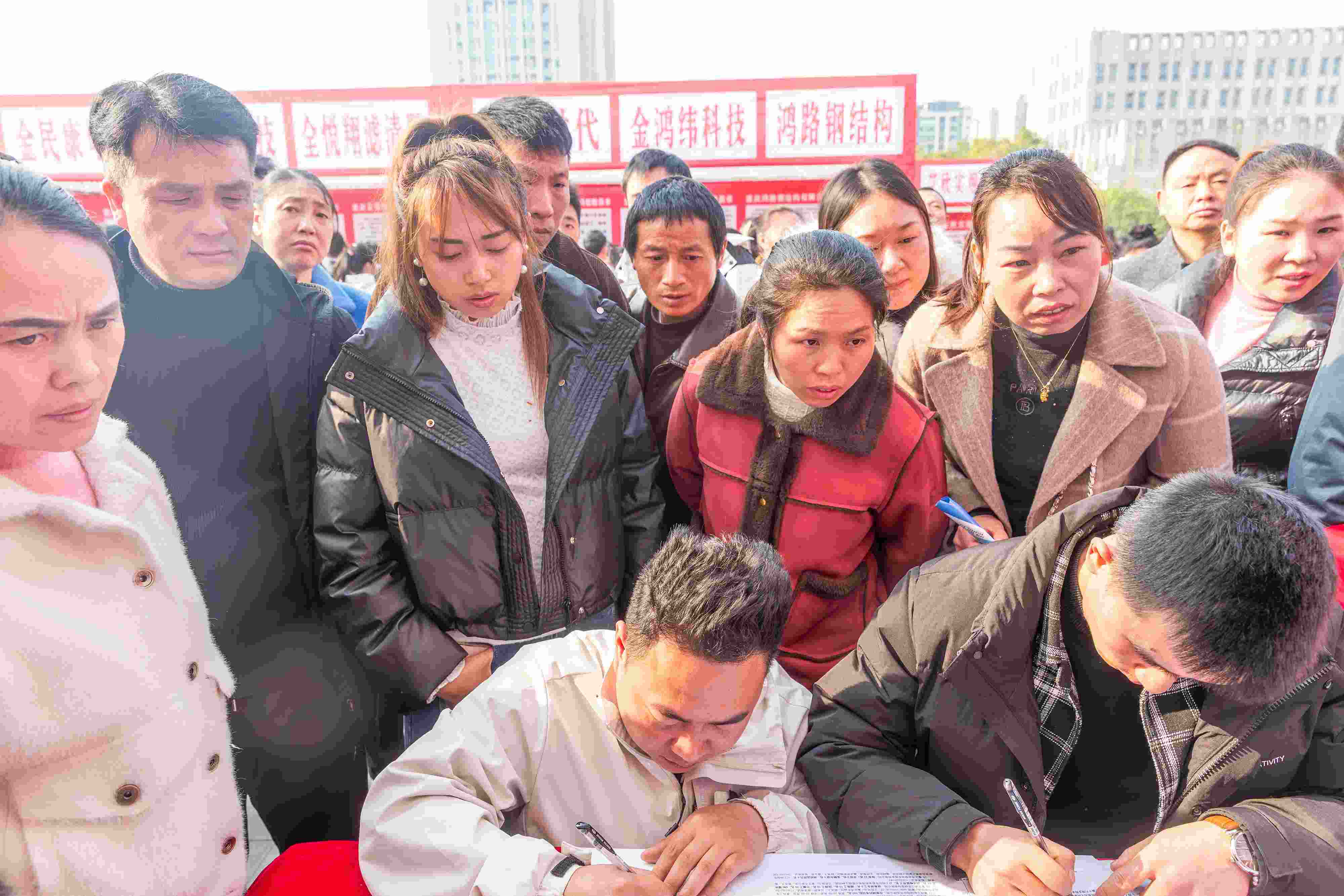 △ 2024年2月19日，重慶市南川區(qū)舉辦2024“春風行動”招聘會，為企業(yè)和求職者牽線搭橋，助力務工人員返崗就業(yè)、企業(yè)復產(chǎn)復工。