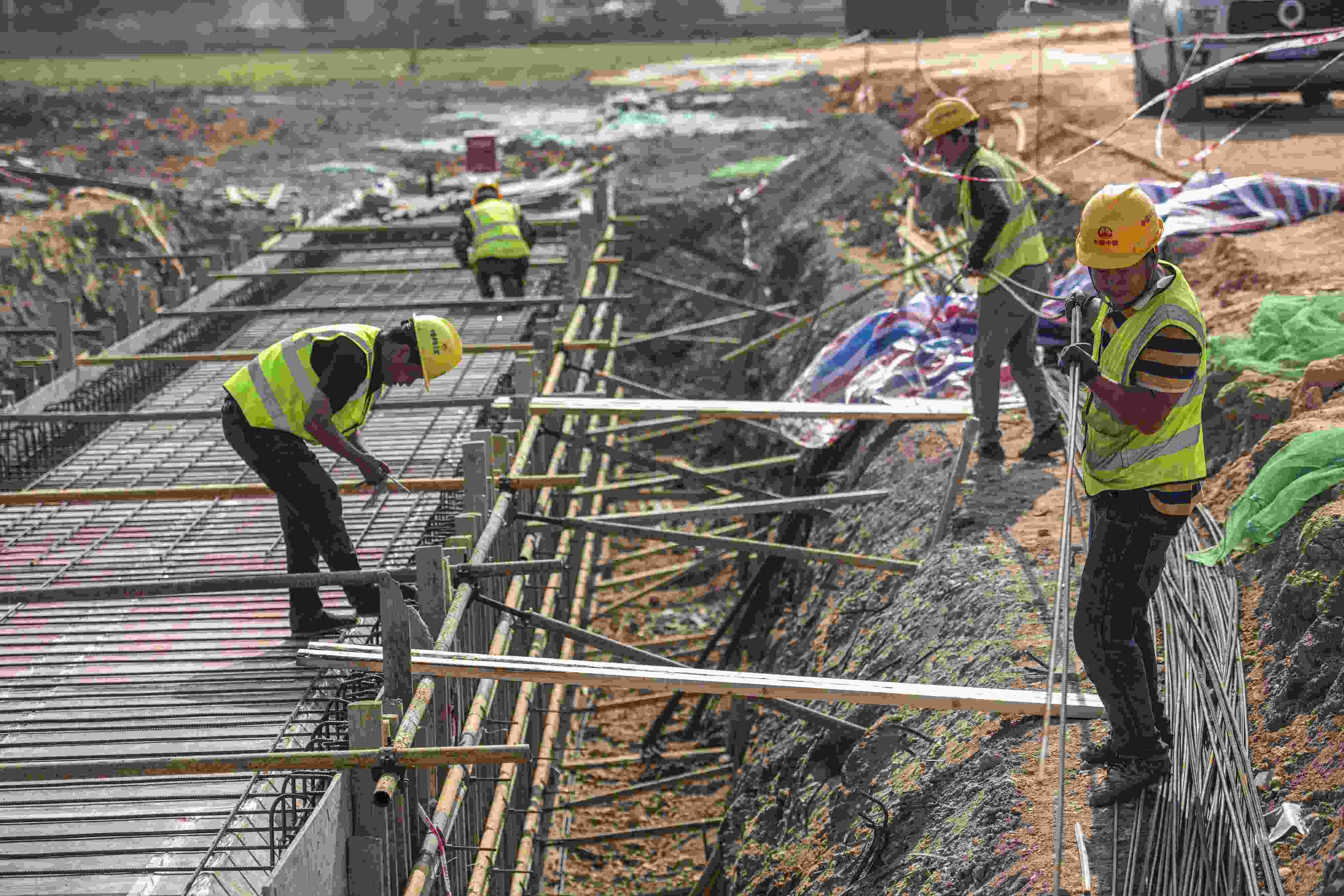 △ 2024年2月20日，海南省瓊海市，工程機械在博鰲樂城國際醫(yī)療旅游先行區(qū)康健路上加緊施工。