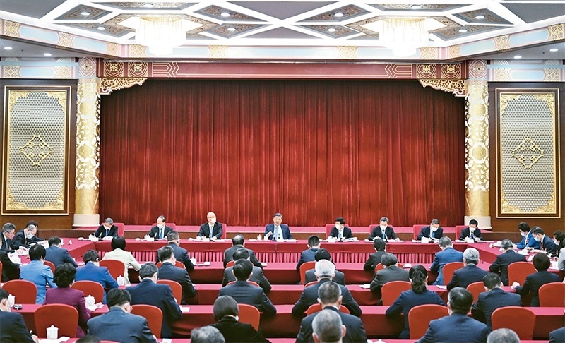 2023年3月6日，中共中央總書(shū)記、國(guó)家主席、中央軍委主席習(xí)近平看望參加全國(guó)政協(xié)十四屆一次會(huì)議的民建、工商聯(lián)界委員，并參加聯(lián)組會(huì)，聽(tīng)取意見(jiàn)和建議。中共中央政治局常委、全國(guó)政協(xié)十四屆一次會(huì)議主席團(tuán)會(huì)議主持人王滬寧，中共中央政治局常委蔡奇、丁薛祥參加看望和討論。 新華社記者 謝環(huán)馳/攝