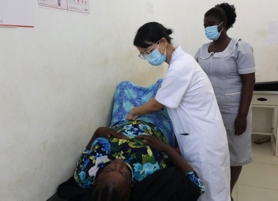 2023年2月27日，在塞拉利昂首都弗里敦，一名中國醫(yī)療隊的醫(yī)生正在為患者檢查身體。