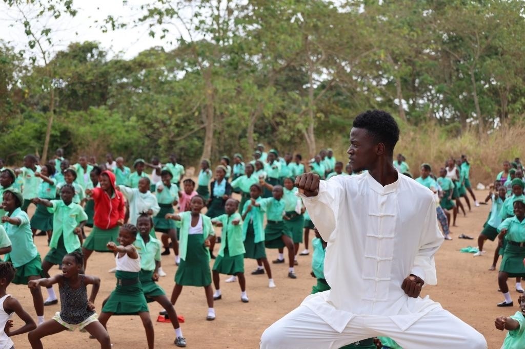 2月20日，在塞拉利昂首都弗里敦，當(dāng)?shù)貙W(xué)生在上武術(shù)課。