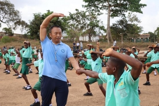 2月20日，在塞拉利昂首都弗里敦，來自塞拉利昂大學孔子學院的武術教師劉偉在為當?shù)貙W生上武術課。