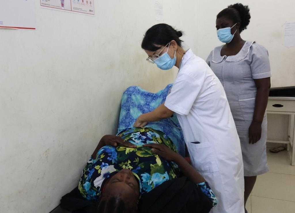 2023年2月27日，在塞拉利昂首都弗里敦，一名中國(guó)醫(yī)療隊(duì)的醫(yī)生正在為患者檢查身體。