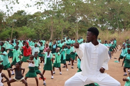 2月20日，在塞拉利昂首都弗里敦，當?shù)貙W生在上武術課。