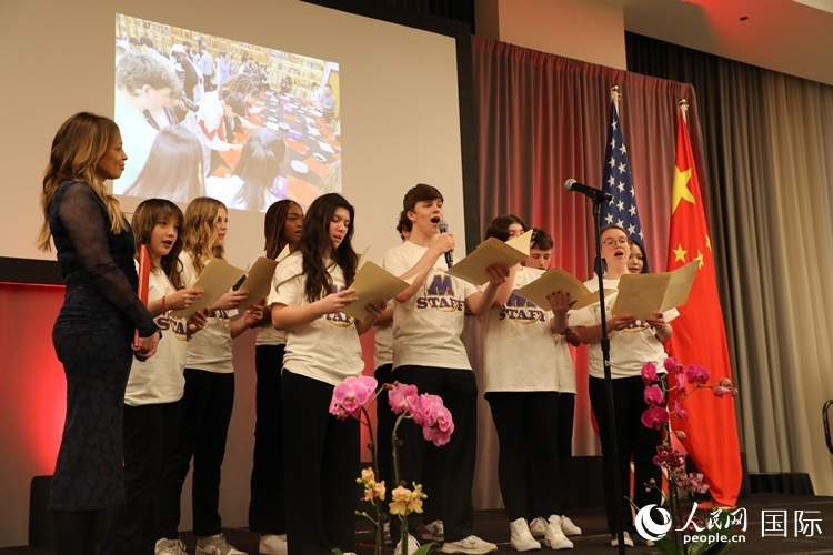 馬斯卡廷中學(xué)的學(xué)生們還深情演唱了表現(xiàn)中美兩國(guó)人民友誼的歌曲《情緣留住永恒的記憶》。 人民網(wǎng)記者 李志偉攝