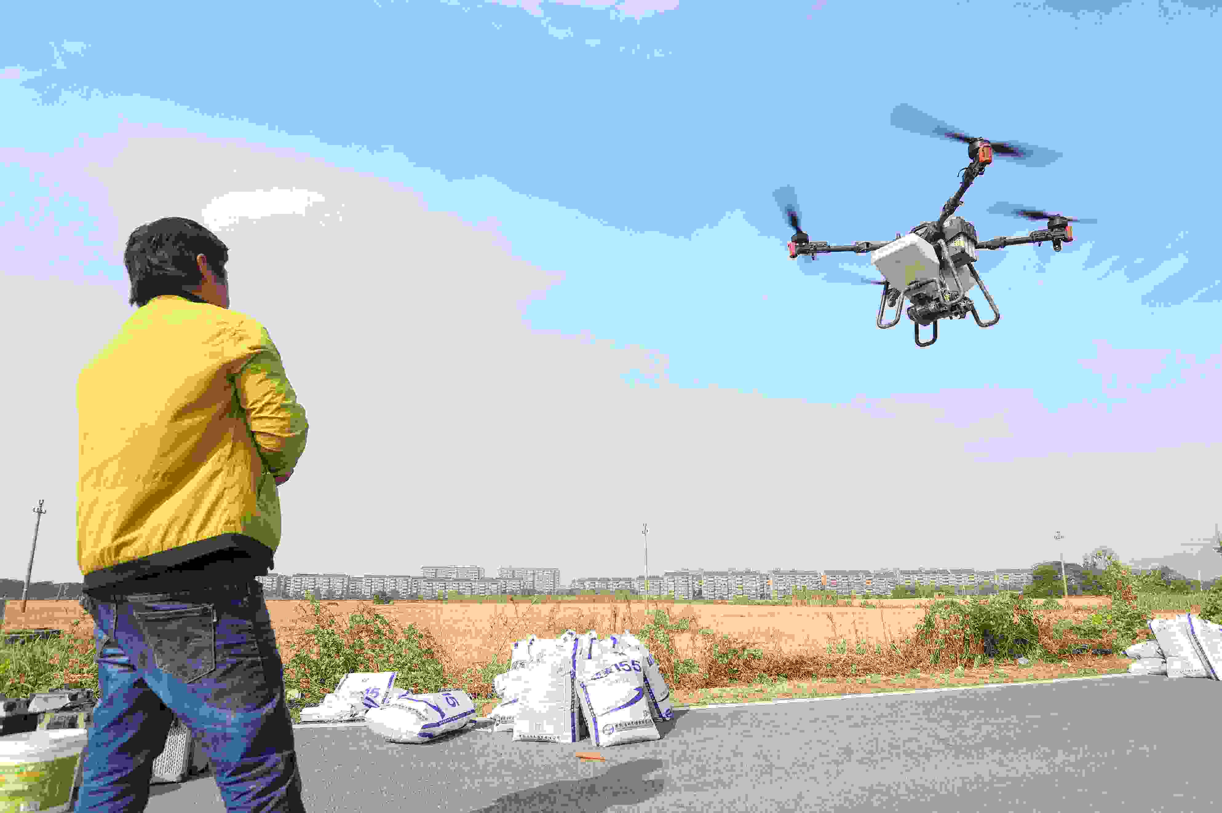 2023年11月15日，浙江嘉興，南湖區(qū)七星街道一處農(nóng)田里，農(nóng)民操縱無(wú)人機(jī)進(jìn)行冬小麥飛播。