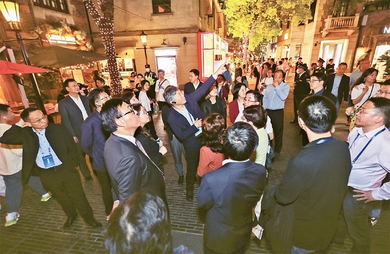 2023年4月18日，全國無黨派人士考察團來到位于上海市黃浦區(qū)的上海新天地開放式街區(qū)考察夜經(jīng)濟。 新華社記者 王翔/攝