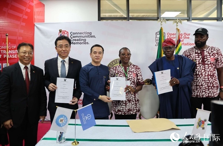 中國(guó)土木尼日利亞公司執(zhí)行董事張志臣（左三）與桑沃-奧盧（右二）分別代表雙方簽署了項(xiàng)目二期合同。閆玉娟攝