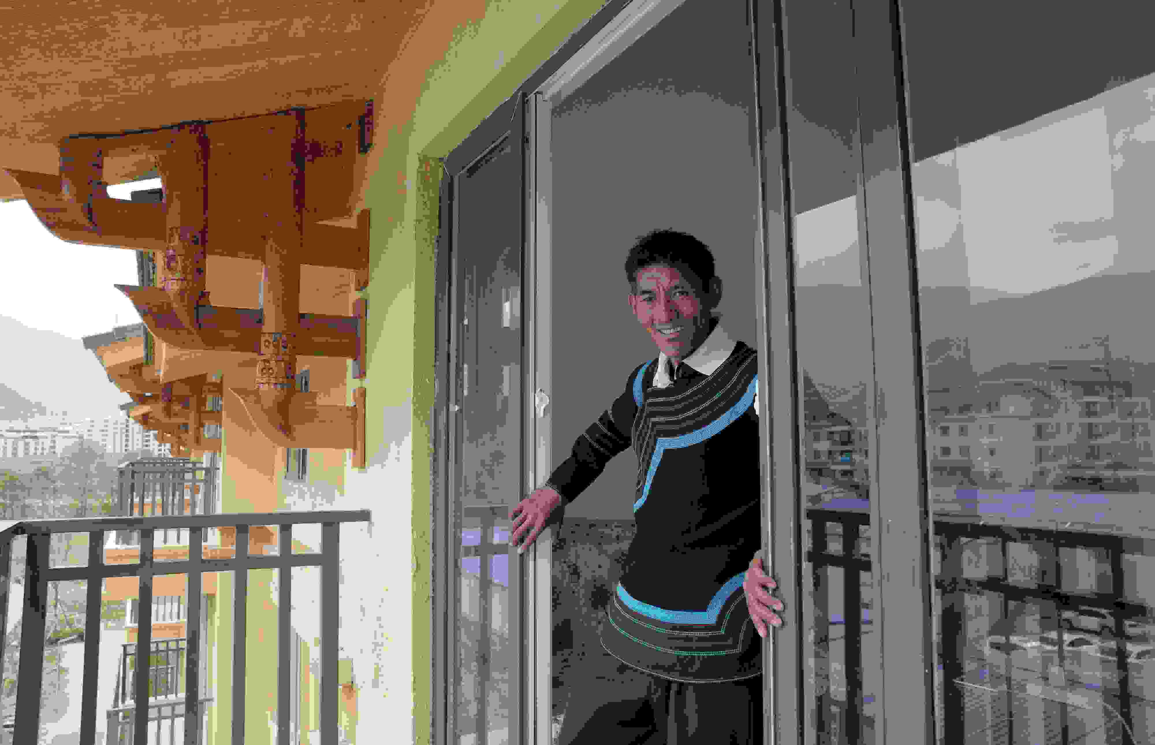 2020年5月14日，四川涼山彝族自治州昭覺縣，“懸崖村”村民某色伍哈入住新房。