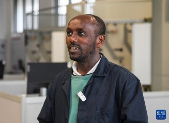 2月15日，在亞的斯亞貝巴的埃塞俄比亞聯(lián)邦職業(yè)技術(shù)培訓(xùn)學(xué)院，魯班工坊當(dāng)?shù)亟處熂s納斯·阿凱萊（中文名艾友涵）接受新華社采訪。