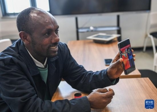 2月15日，在亞的斯亞貝巴的埃塞俄比亞聯(lián)邦職業(yè)技術(shù)培訓(xùn)學(xué)院，魯班工坊當(dāng)?shù)亟處熂s納斯·阿凱萊（中文名艾友涵）展示在中國(guó)學(xué)習(xí)時(shí)的照片。