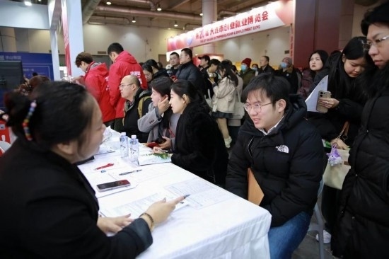 求職者與用人單位溝通交流。新華社記者 張博群 攝