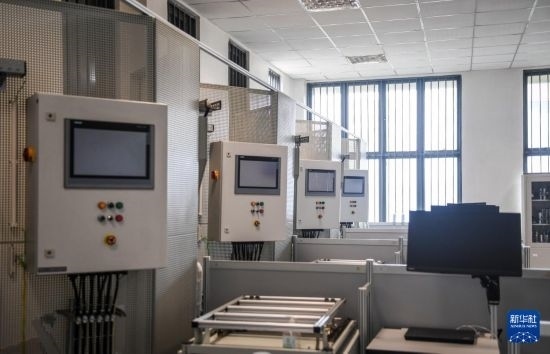 這是2月15日在亞的斯亞貝巴的埃塞俄比亞聯(lián)邦職業(yè)技術(shù)培訓(xùn)學(xué)院魯班工坊內(nèi)拍攝的機(jī)電一體化設(shè)備。