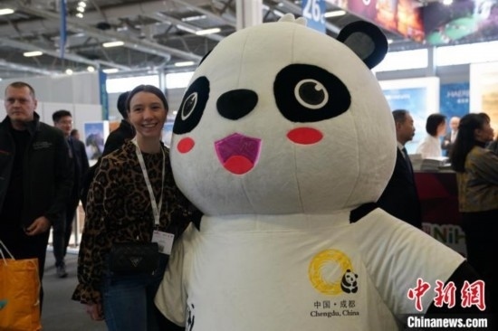 3月5日，2024年柏林國際旅游交易會(ITB)在柏林會展中心拉開帷幕。以“你好！中國”為主題的中國展區(qū)當日亮相展會。圖為觀眾與大熊貓人偶合影。中新社記者 馬秀秀 攝