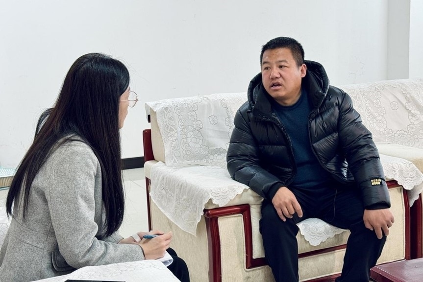 人民網(wǎng)記者采訪“在水一方”小區(qū)住戶。人民網(wǎng) 高清揚攝