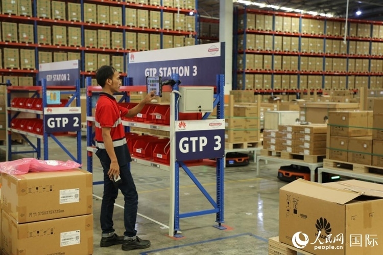 華為5G智能倉庫里，工作人員正在利用智能系統(tǒng)辦公。人民網(wǎng)記者 曹師韻攝