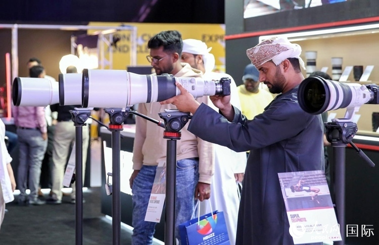 參觀者在體驗(yàn)攝影設(shè)備。人民網(wǎng)塔里克·易卜拉欣攝