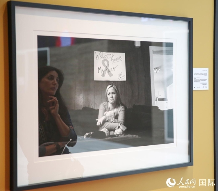 一名觀眾在觀賞攝影作品。人民網(wǎng)塔里克·易卜拉欣攝