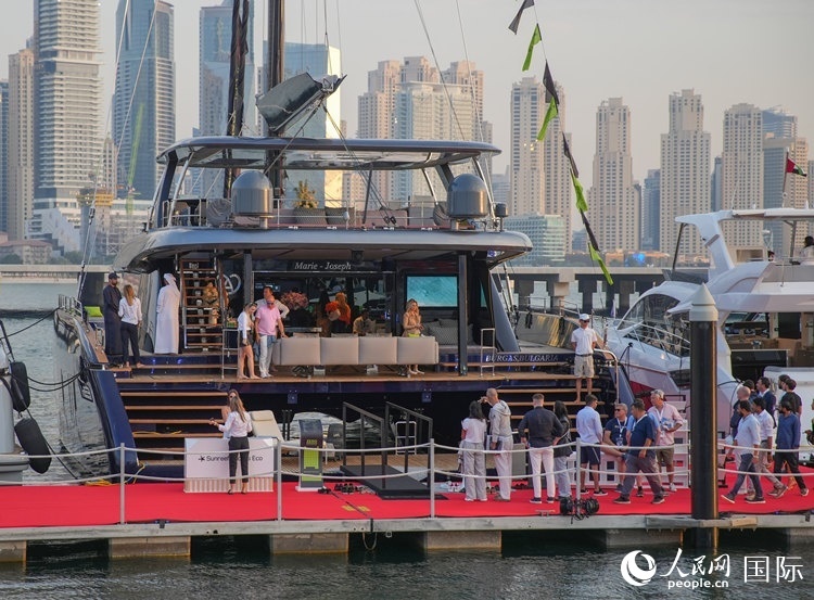 觀(guān)眾在參觀(guān)游艇。人民網(wǎng) 塔里克·易卜拉欣攝