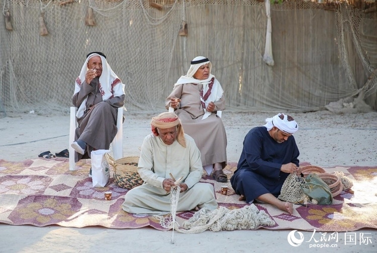 漁民演示制作漁網(wǎng)。人民網(wǎng) 塔里克·易卜拉欣攝