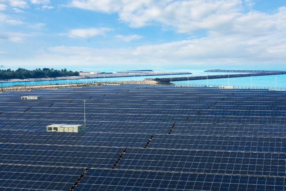 項目廣泛采用光伏補償發(fā)電系統(tǒng)，降低能源消耗。山東電建三公司供圖