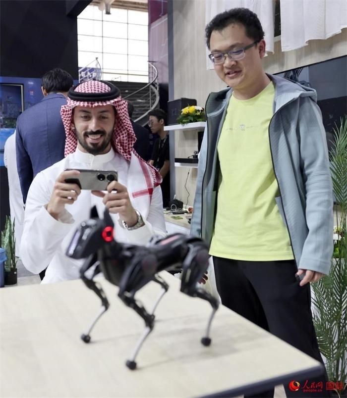 一名觀眾在體驗(yàn)操作機(jī)器狗。人民網(wǎng)記者 管克江攝