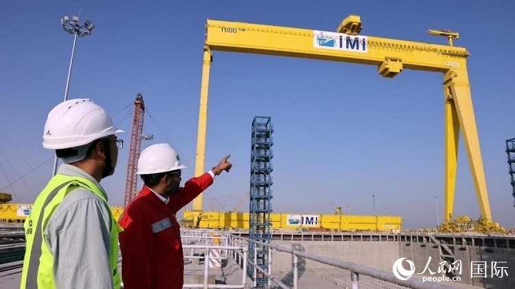 工作人員查看龍門吊情況。人民網(wǎng)記者管克江攝