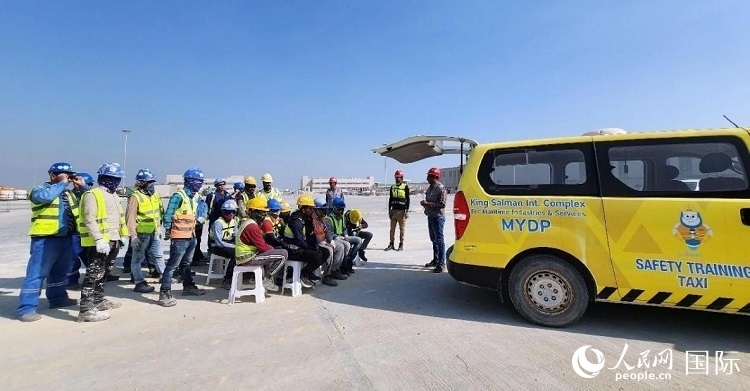 安全宣講出租車在現(xiàn)場播放安全視頻。人民網(wǎng)記者 管克江攝