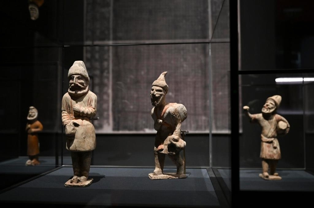 “歷史之遇——中國與西亞古代文明交流展”于1月12日至4月11日在故宮午門正殿展廳舉行。這是展出的陶彩繪人俑（1月10日攝）。新華社記者金良快攝