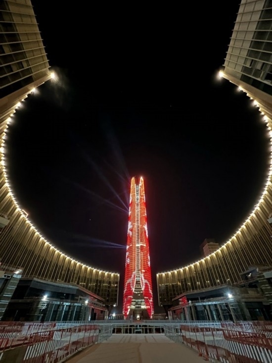  2024年2月9日，埃及開(kāi)羅以東建設(shè)中的埃及新行政首都中央商務(wù)區(qū)項(xiàng)目上演燈光秀，迎接龍年春節(jié)。新華社發(fā)（黎炳宏攝）